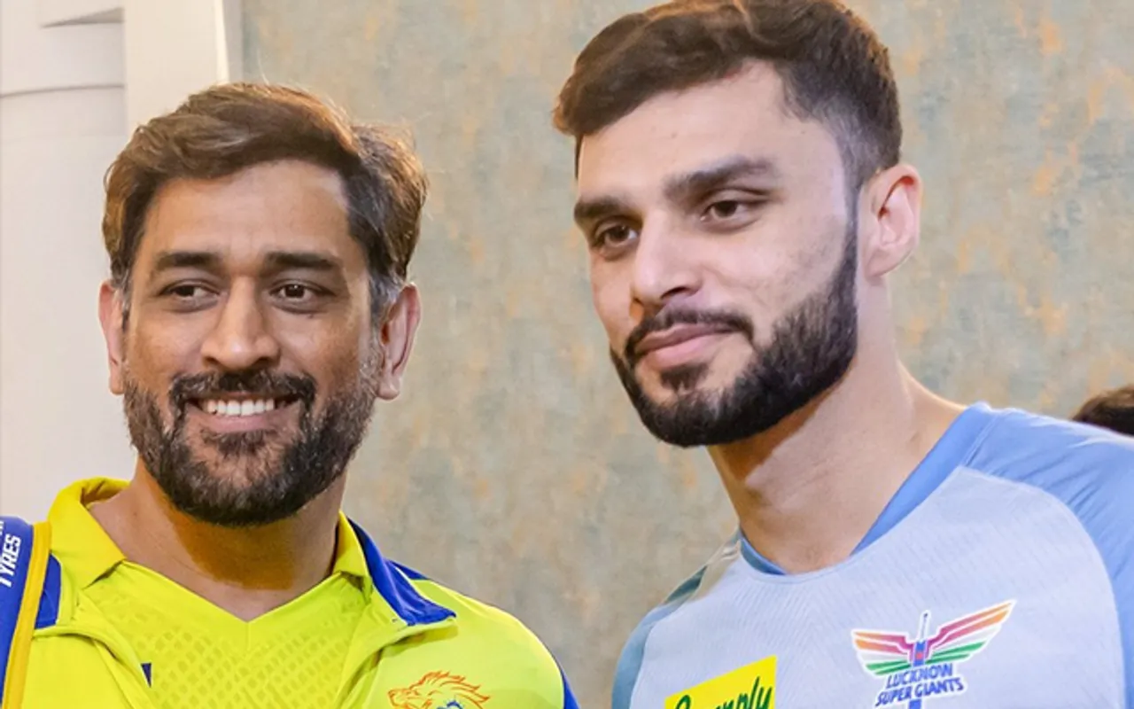 MS Dhoni and Naveen ul Haq (Source - Twitter)