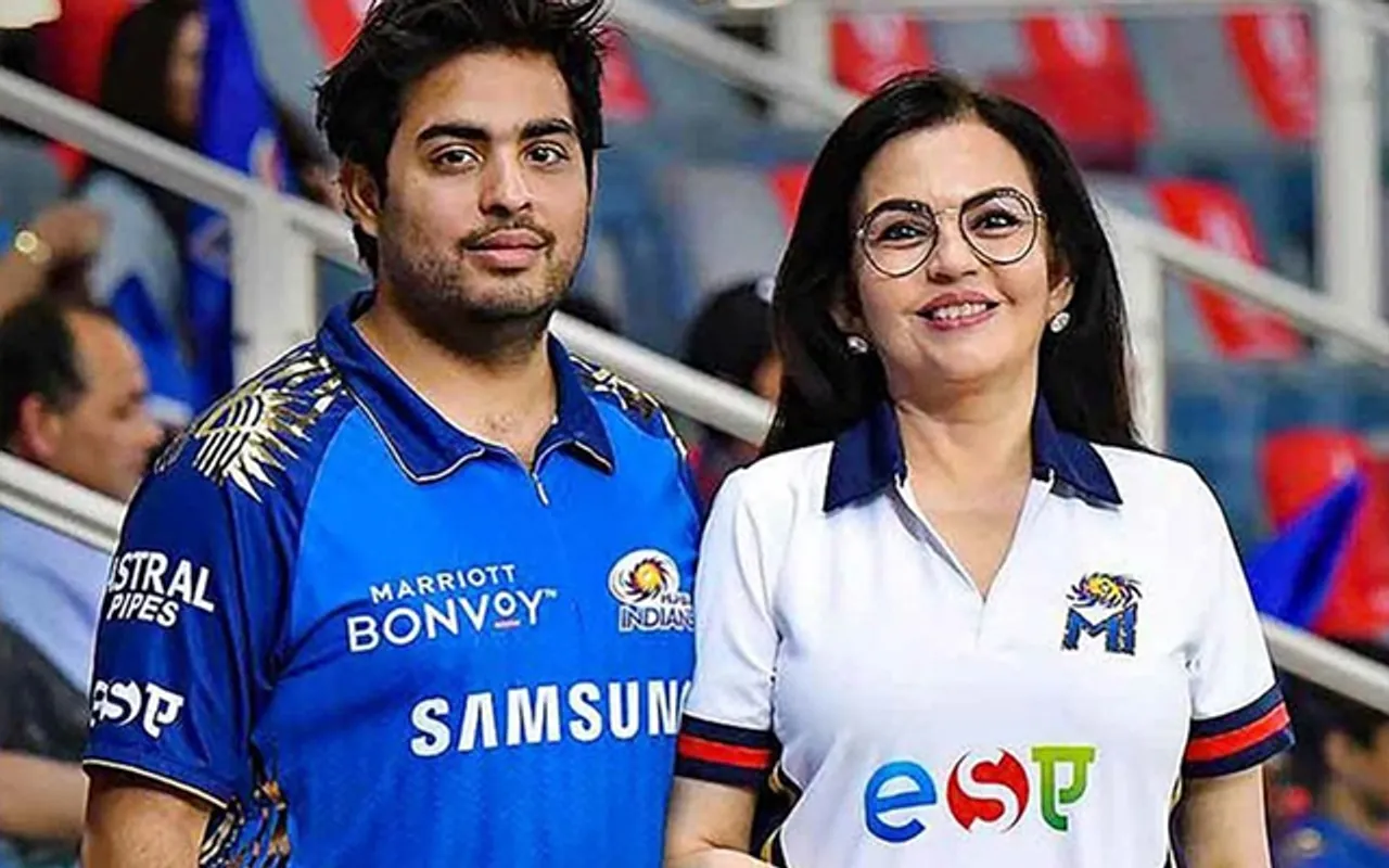 Aakash Ambani and Nita Ambani (Source - Twitter)