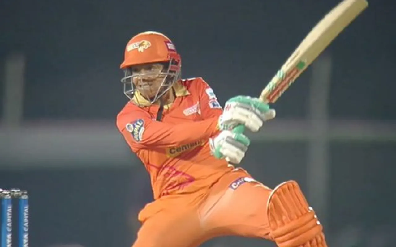 Sophia Dunkley smashing bonundaries against Bangalore (Source - Twitter)