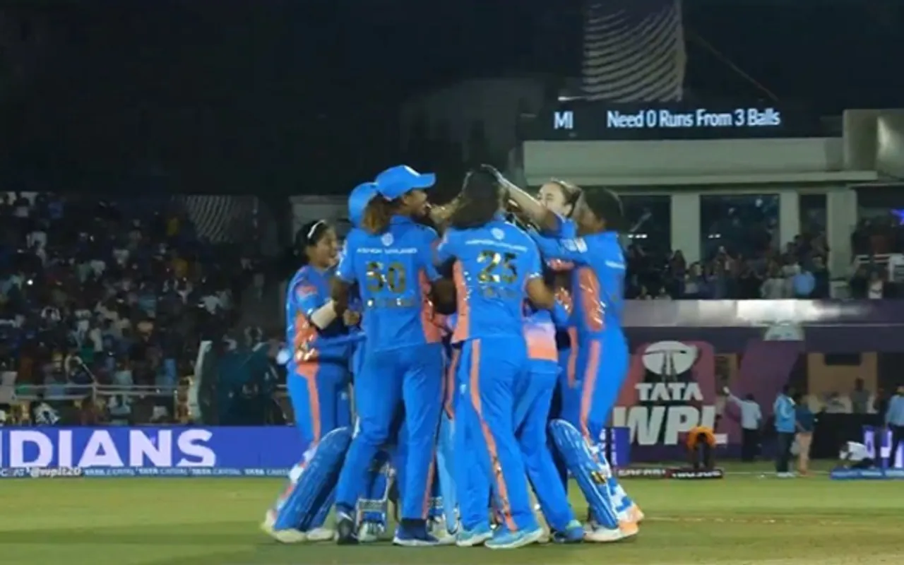 Mumbai celebrating aftet winning the final (Source - Twitter)
