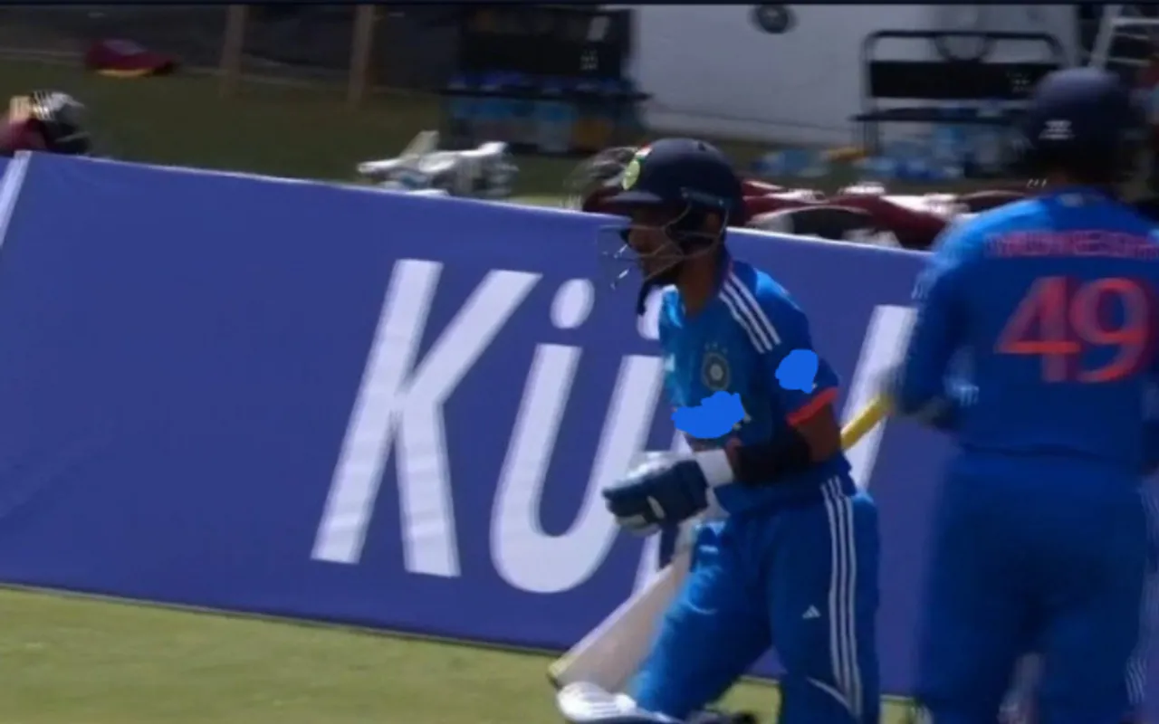 'Zingur see team se koi bhi umeed nahin hai ab' - Fans react to confusion between Yuzvendra Chahal and Mukesh Kumar about their batting order