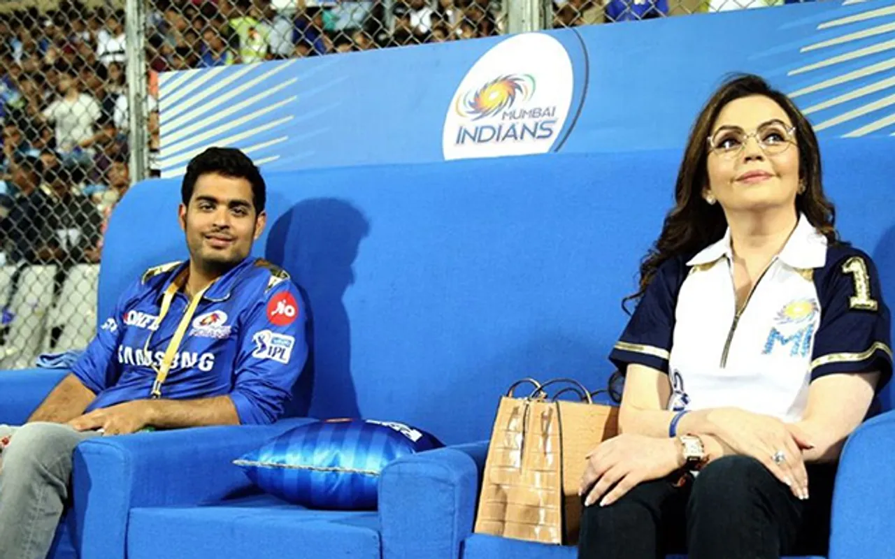 Aakash Ambani and Neeta Ambani (Source - Twitter)