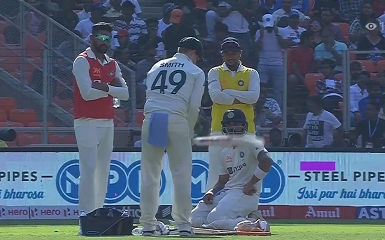 Steve Smith checking Virat Kohli's bat (Source - Twitter)