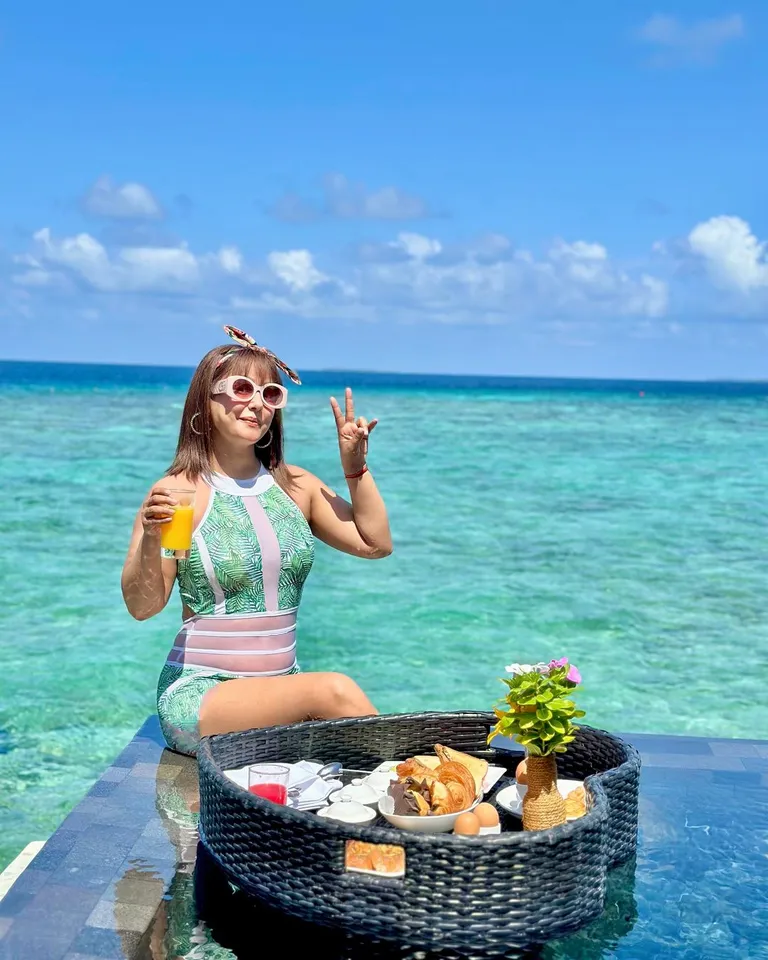 Hina Khan goes on a vacation after taking a break from her chemo session