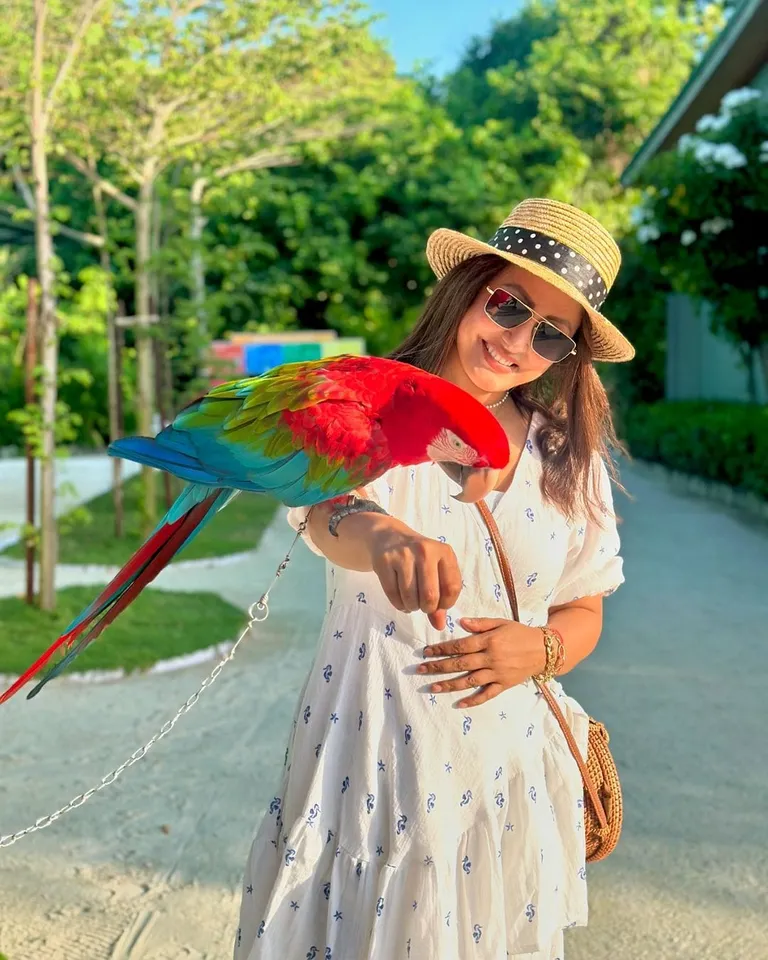 Hina Khan goes on a vacation after taking a break from her chemo session