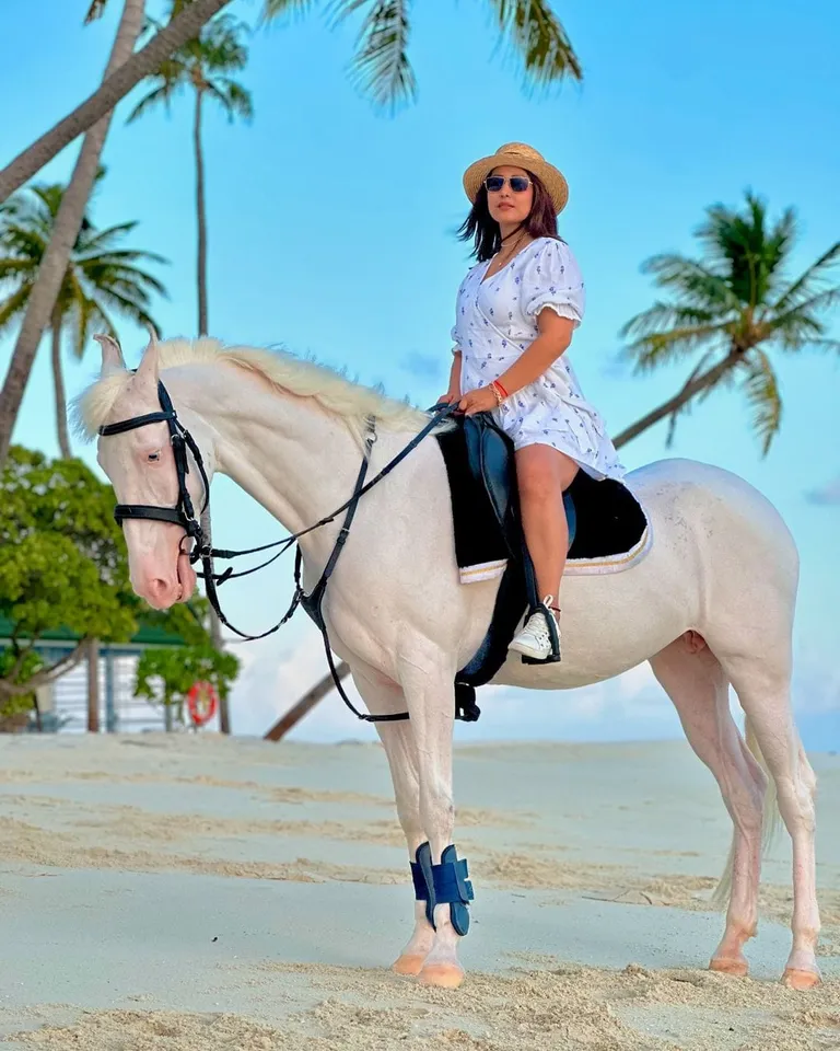 Hina Khan shares vacation pics after chemo sessions, See Pictures