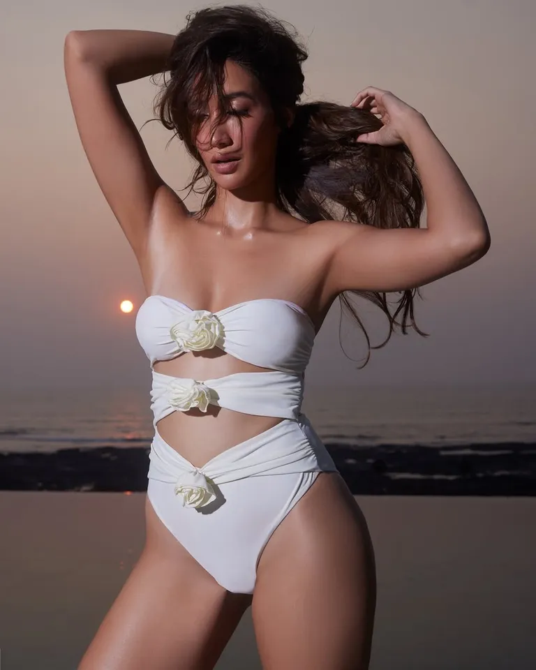 Sizzling hot Shreya Chaudhry in white monokini bikini