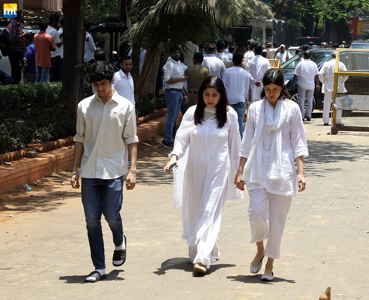 Maheep Kapoor and Shanaya Kapoor At Nirmal Kapoor's Funeral