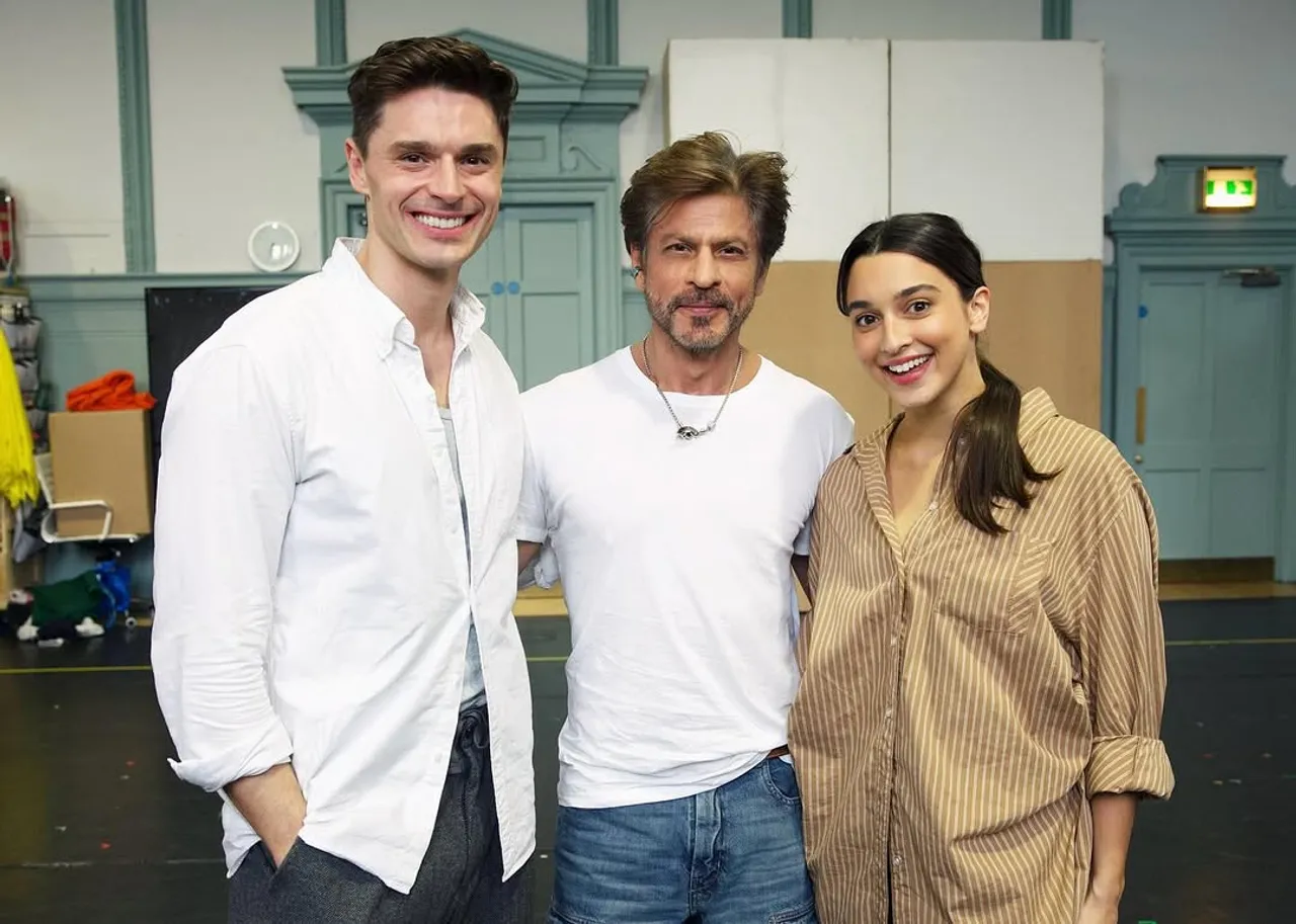 Shah Rukh Khan meets the cast and crew of Come Fall in Love The DDLJ Musical in London