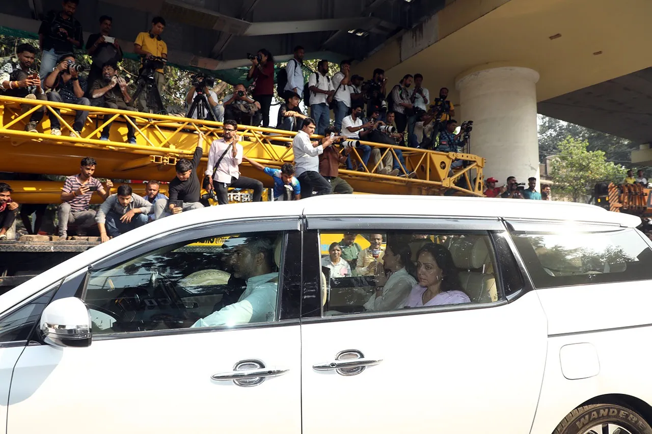 Esha Deol Hema Malini Dharmendra Funeral