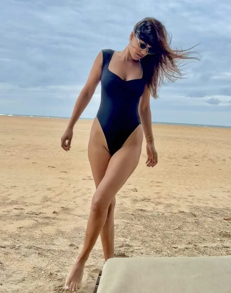 nia-sharma-one-piece-4