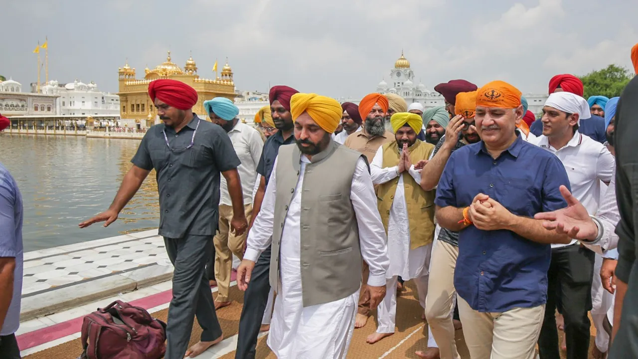 Punjab Chief Minister Bhagwant Mann with former Delhi deputy chief minister Manish Sisodia visits Golden temple, in Amritsar, Sunday, Aug. 25, 2024.
