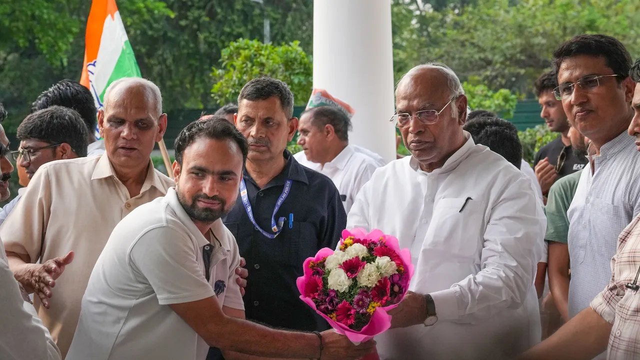 Mallikarjun Kharge being welcomed upon his arrival at his residence in New Delhi on May 14