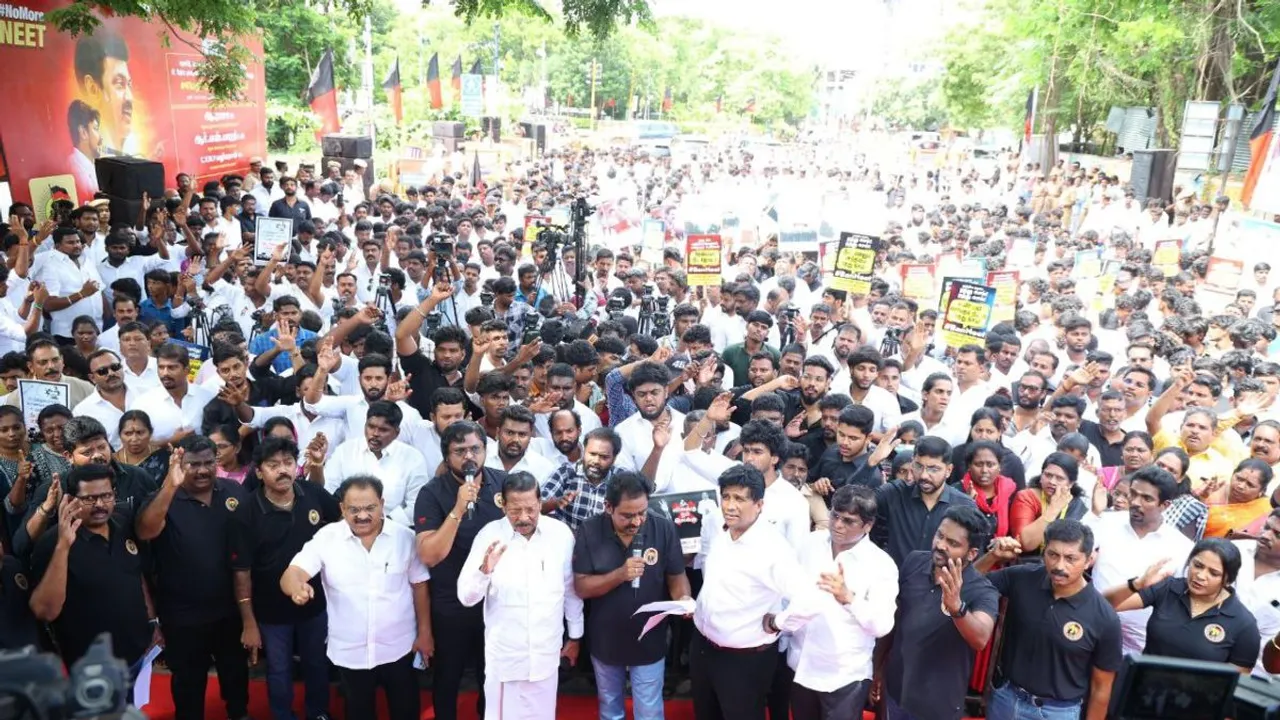 India Alliance partner DMK leaders & workers protested against #NEET paper leak