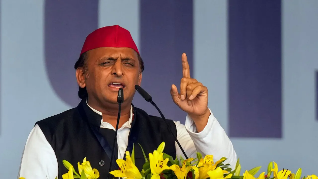 Samajwadi Party chief Akhilesh Yadav addresses I.N.D.I.A. bloc's 'Loktantra Bachao Rally' at Ramleela Maidan, in New Delhi, Sunday, March 31, 2024
