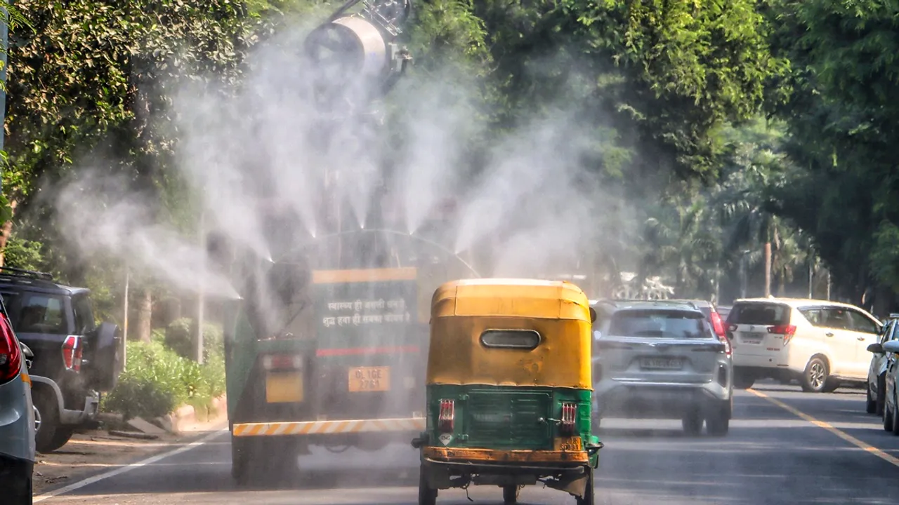 An anti-smog gun being used to spray water droplets to curb air pollution, in New Delhi, Friday, Oct. 18, 2024