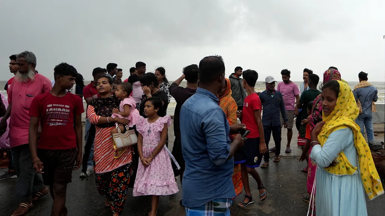 Visitors flock a beach at Digha after the landfall of Cyclone Dana, in Purba Medinipur district, West Bengal, Friday, Oct. 25, 2024
