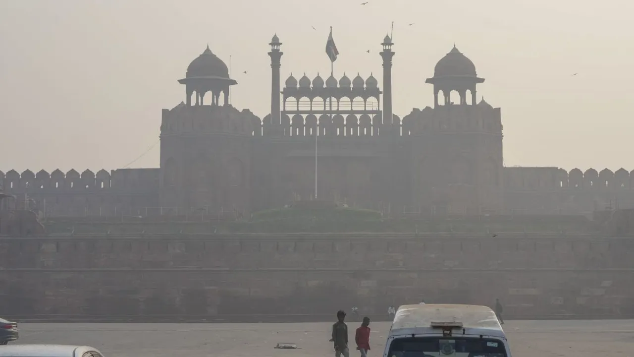 View of the Red Fort amid smog on Diwali festival, in New Delhi, Thursday, Oct. 31, 2024