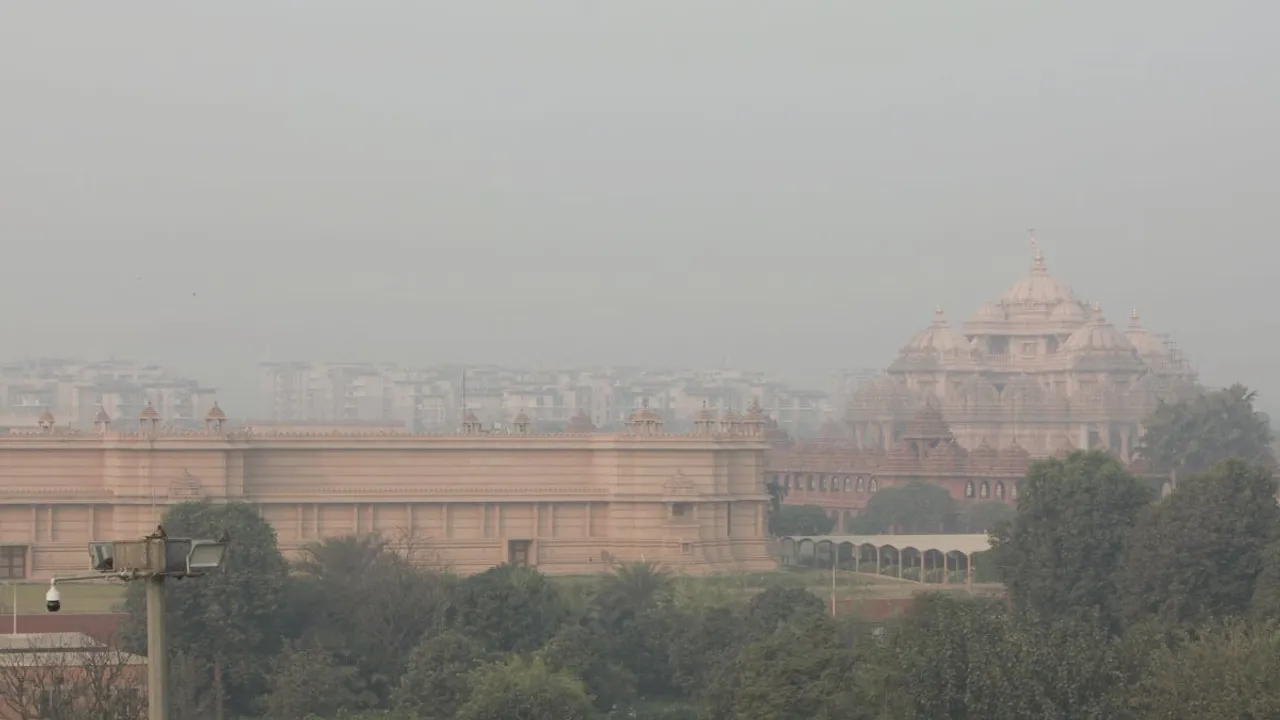 Smog engulfs the Akshardham Temple in New Delhi, Thrusday, 31st October 2024