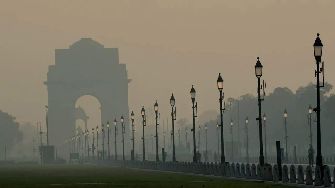 India Gate engulfed in layer of smog, a day after Diwali celebrations in New Delhi