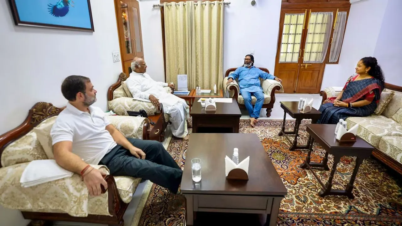 Jharkhand Chief Minister Hemant Soren with his wife and JMM leader Kalpana Soren during a meeting with LoP in Lok Sabha and Congress MP Rahul Gandhi and party President Mallikarjun Kharge