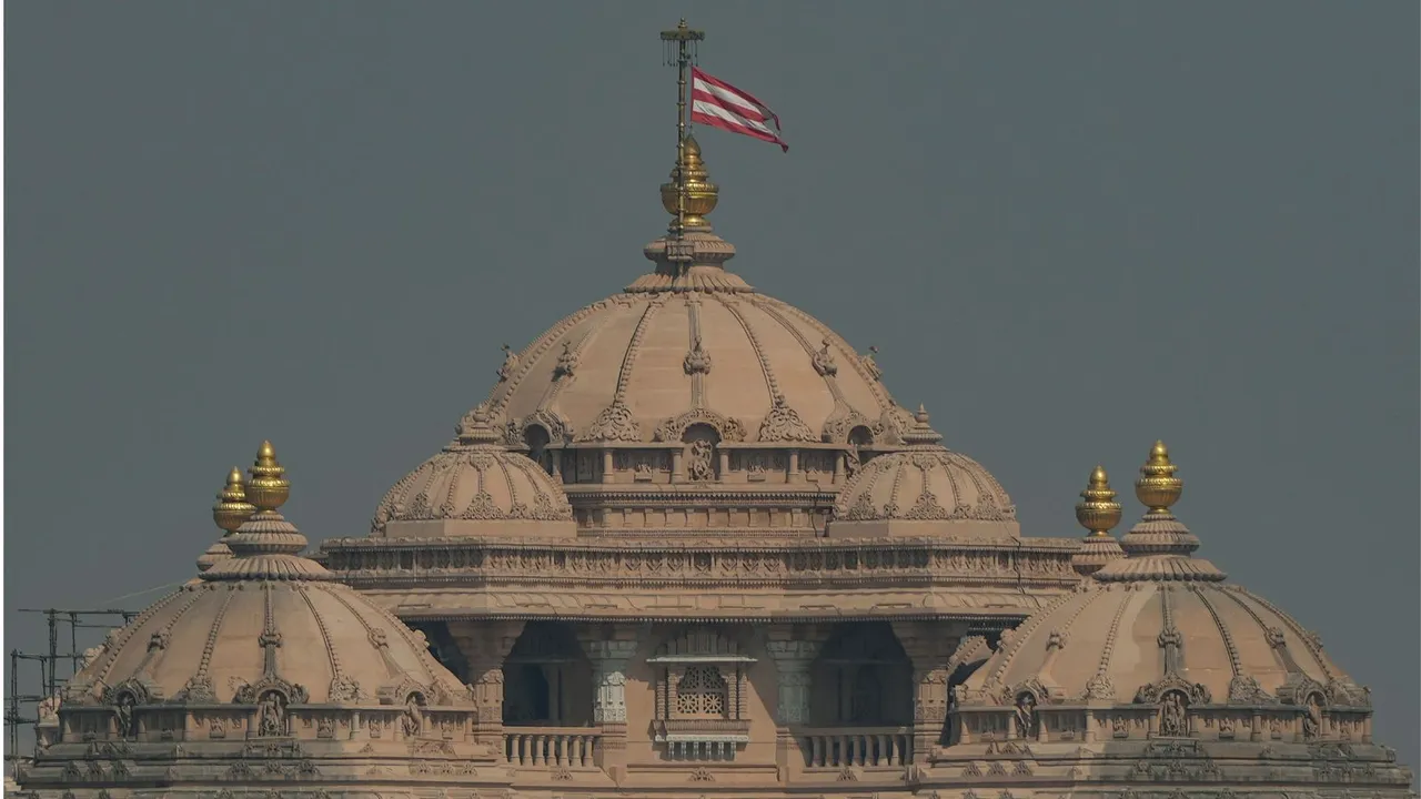 Akshardham Temple covered in a thick layer of haze blanket, New Delhi