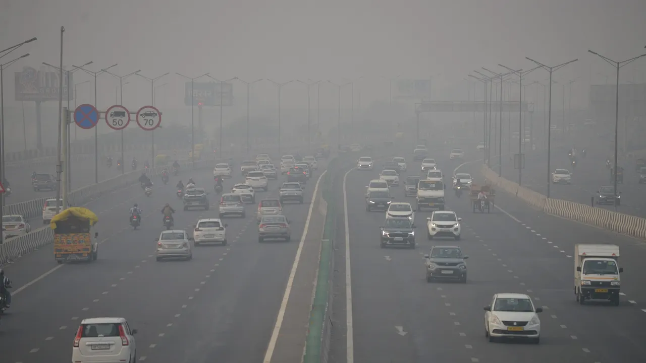 Vehicles ply on the road amid low-visibility due to smog, in New Delhi, Thursday, Nov. 7, 2024.