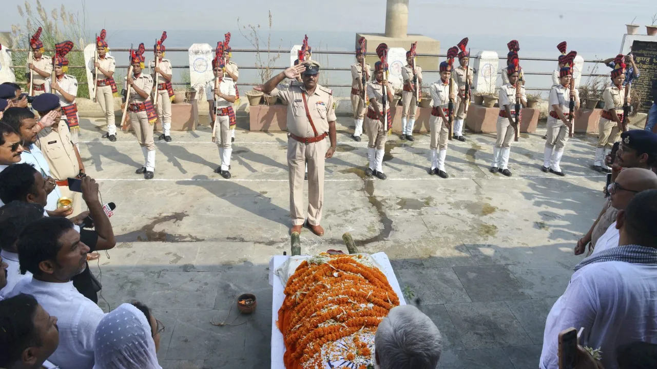 Last rites of folk singer late Sharda Sinha being performed with state honours, at Gulbi ghat in Patna, Thursday, Nov. 7, 2024.