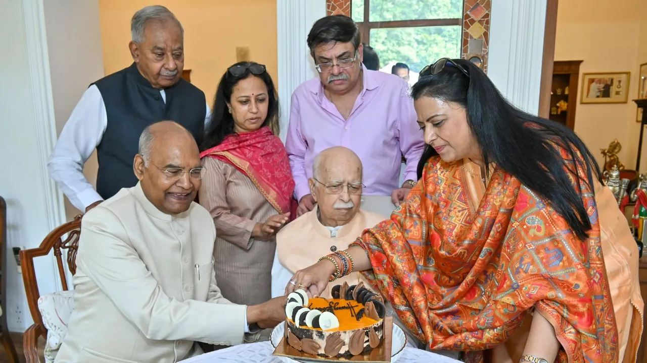 Former president Ram Nath Kovind and others celebrate the birthday of veteran BJP leader LK Advani.