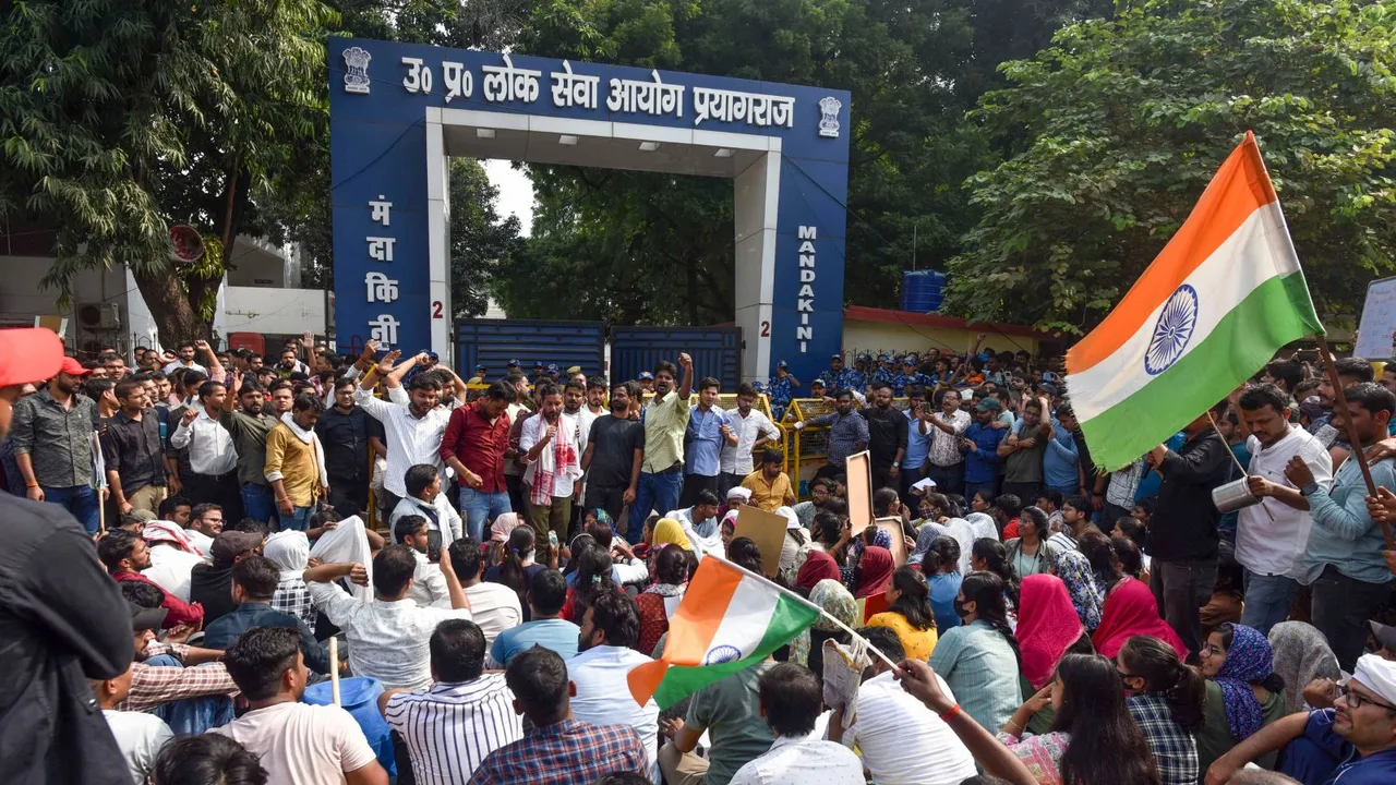 Aspirants continue their protest on Monday night outside the Uttar Pradesh Public Service Commission's (UPPSC) headquarters, in Prayagraj, Monday, Nov 11, 2024.