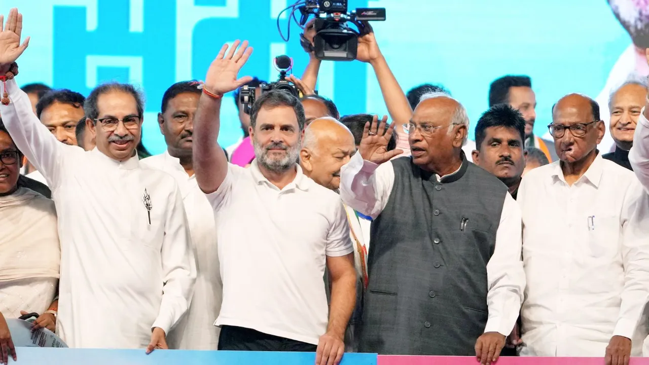 Shiv Sena (UBT) Chief Uddhav Thackeray, Congress leader Rahul Gandhi, party President Mallikarjun Kharge, NCP (Sharad) Chief Sharad Pawar and others during the Maharashtra Swabhiman rally, in Mumbai, Wednesday, Nov. 6, 2024.
