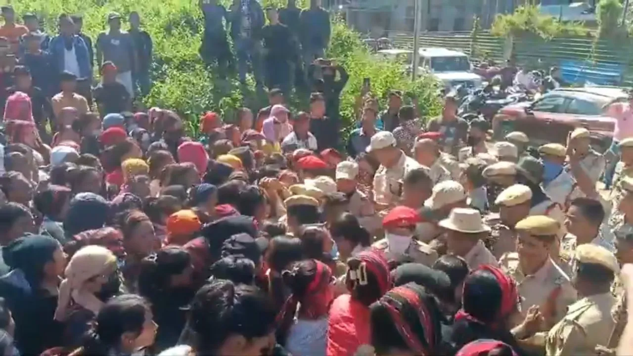 A group of people from the Kuki tribes surrounded Silchar Medical College and Hospital (SMCH) in Assam and began a protest to block the transport of 10 bodies kept in the morgue since Monday. (Source: X @debanishachom)