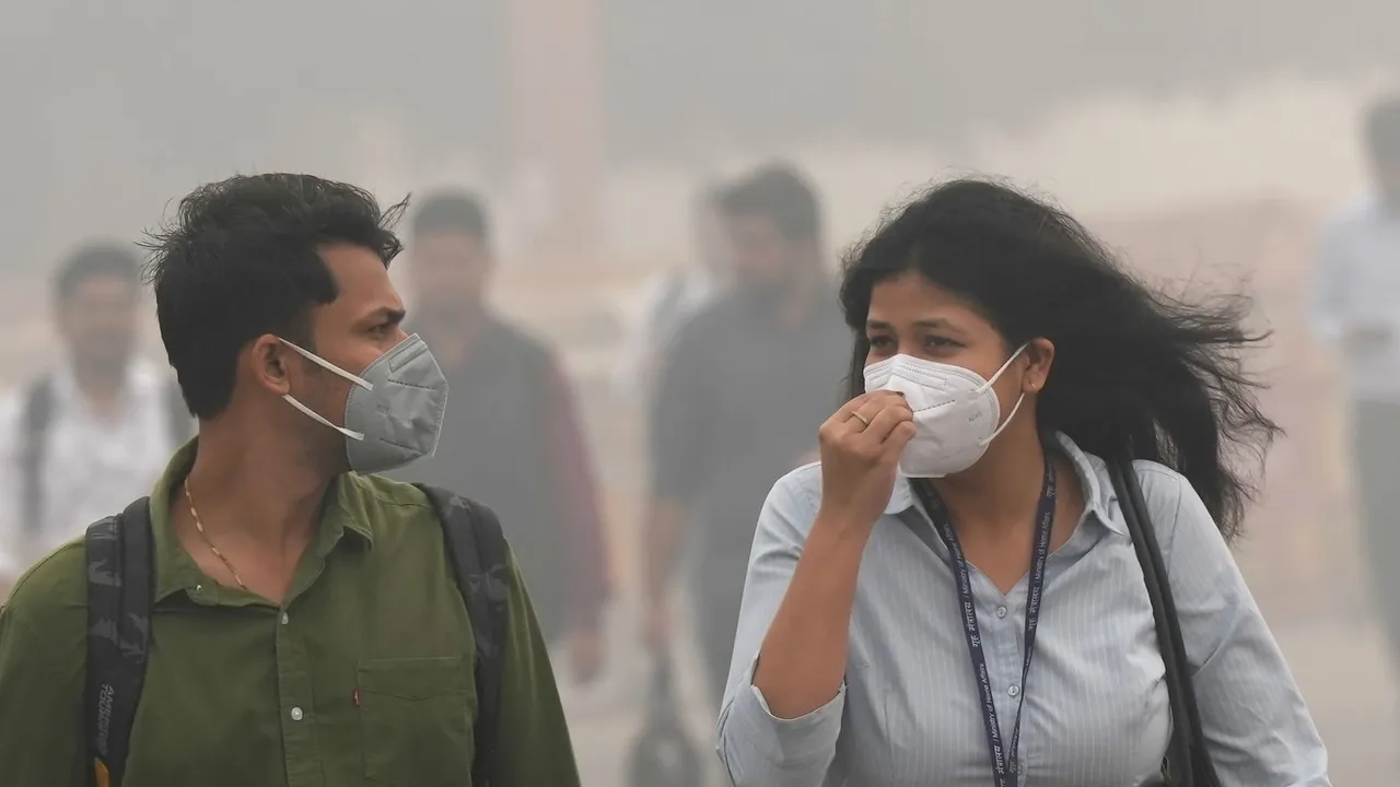 Commuters walk to their office amid low visibility due to smog as air quality remains in severe category. in New Delhi on Monday, 18 Nov 2024.