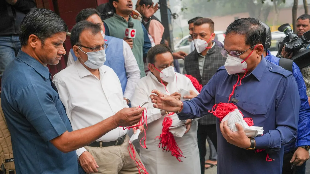 Delhi BJP President Virendra Sachdeva with others distributes masks as part of awareness campaign on pollution, in New Delhi, Monday, Nov. 18, 2024.