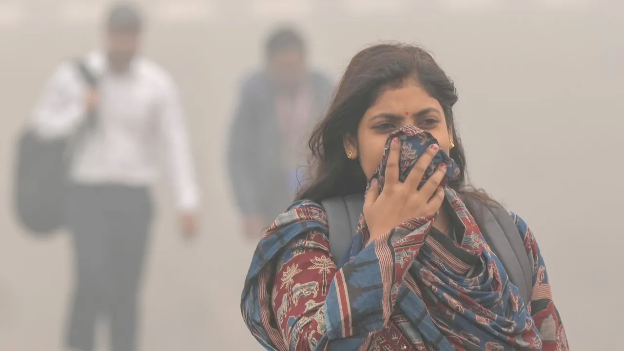 Commuters walk to their office amid low visibility due to smog as air quality remains in severe category. in New Delhi on Monday, 18 Nov 2024.
