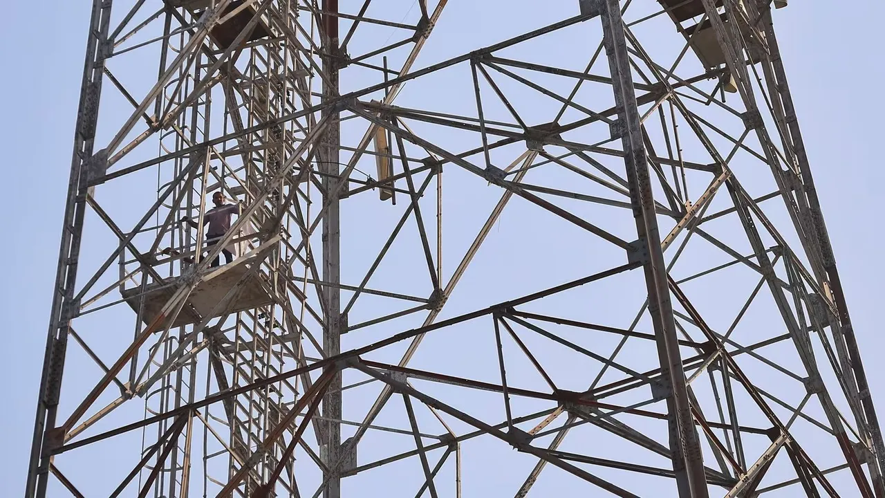Man Climbs Tower in Kota