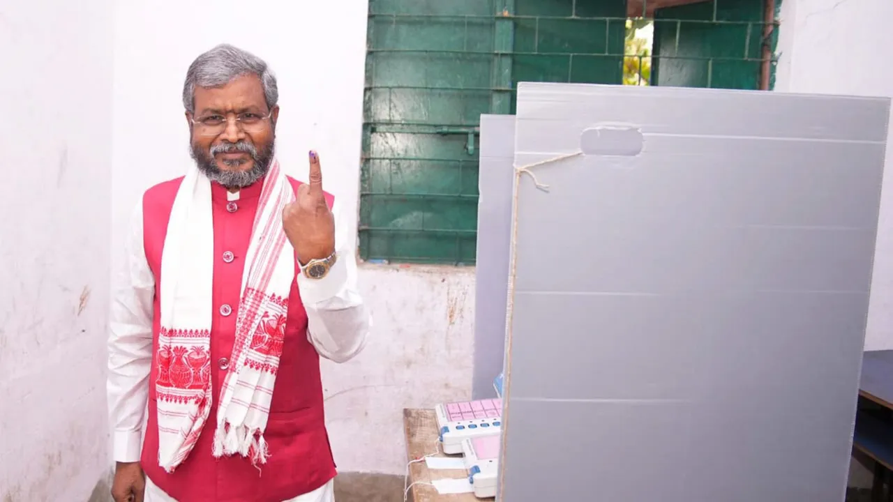 Jharkhand BJP President Babulal Marandi shows his finger marked with indelible ink after casting vote at a polling station at Kodaibank during the final phase of Jharkhand Assembly elections, in Giridih district.