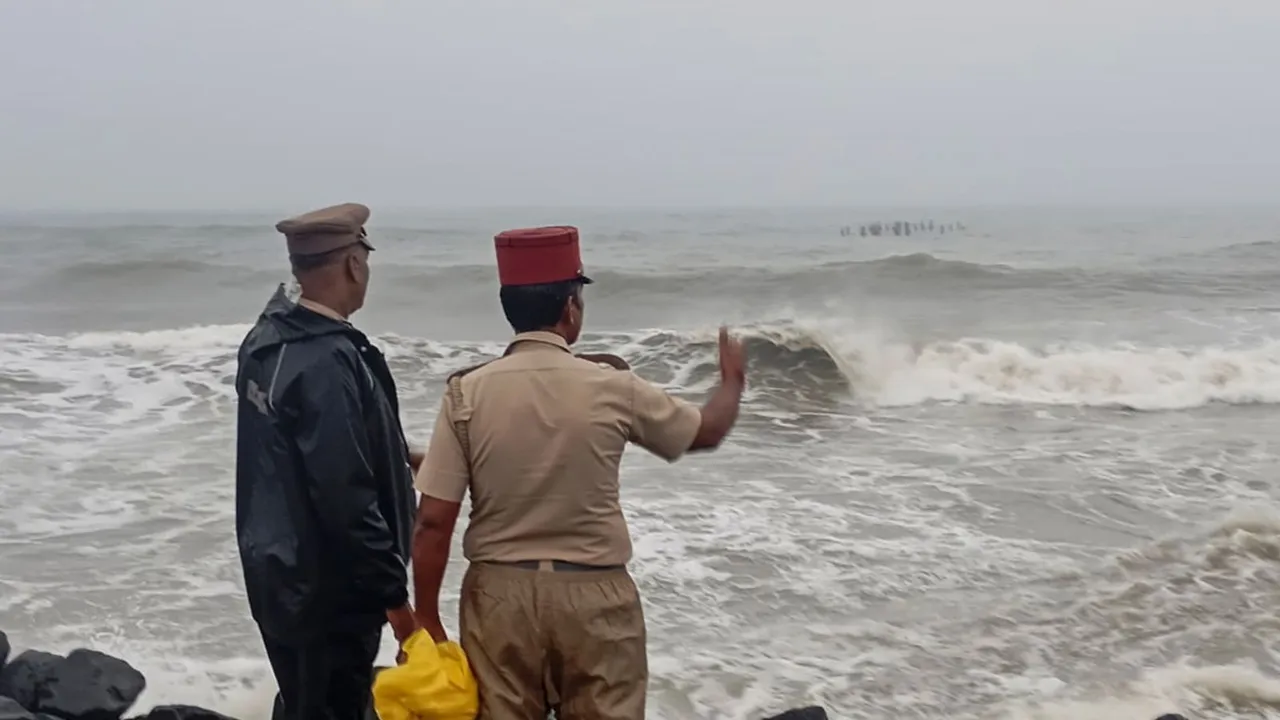 Sea waves crash against the shore as Cyclone 'Fengal' and move towards Tamil Nadu, in Puducherry