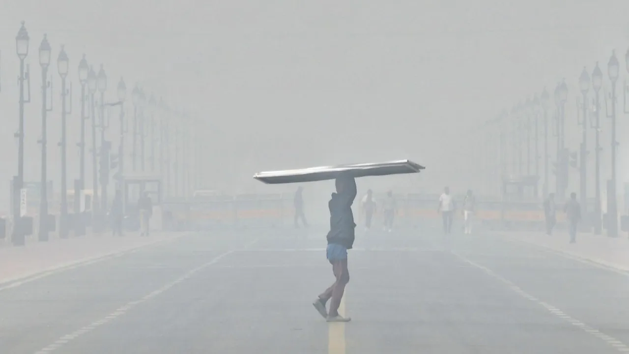 A worker at Kartavya Path amid low visibility due to smog, in New Delhi