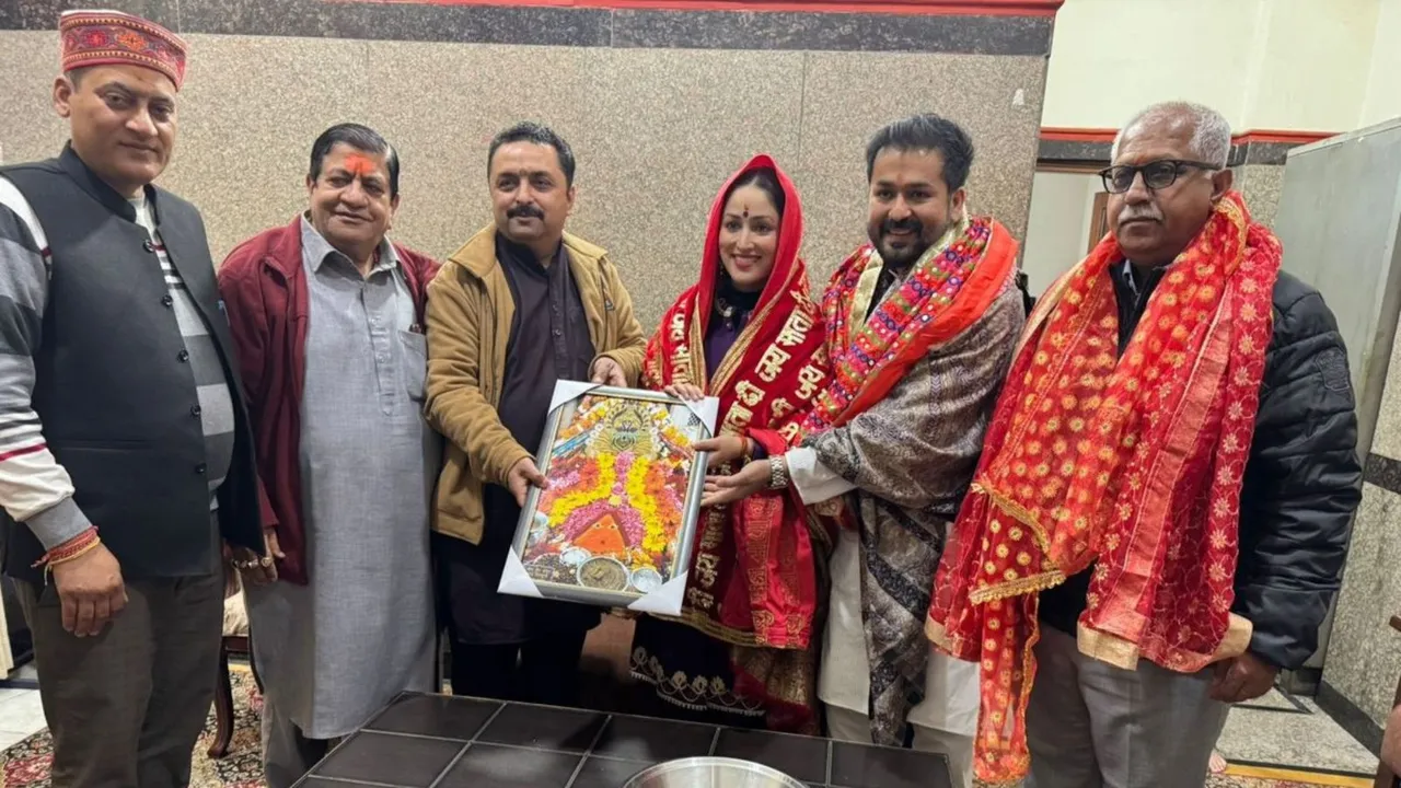 Yami Gautam Maa Chintpurni temple