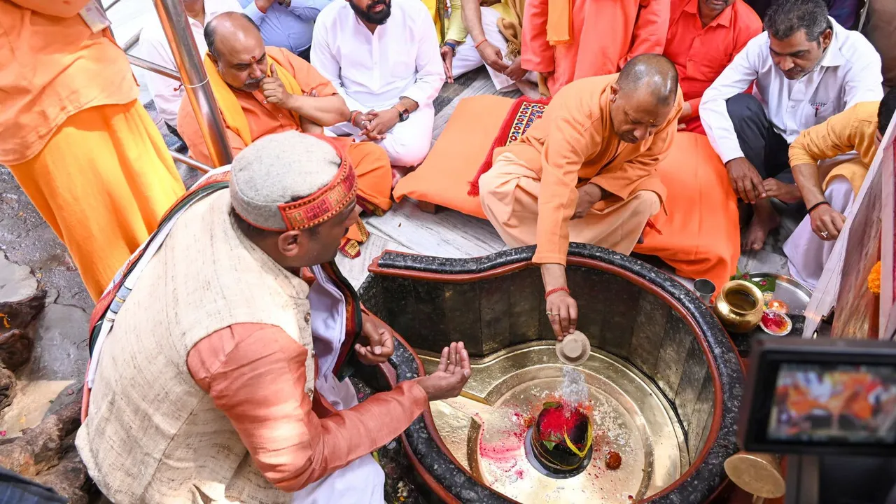 Yogi Adityanath worshping in UP temple