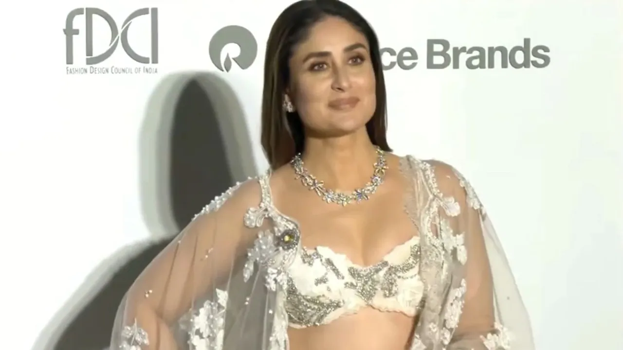 Kareena Kapoor Khan at Lakme Fashion Week i