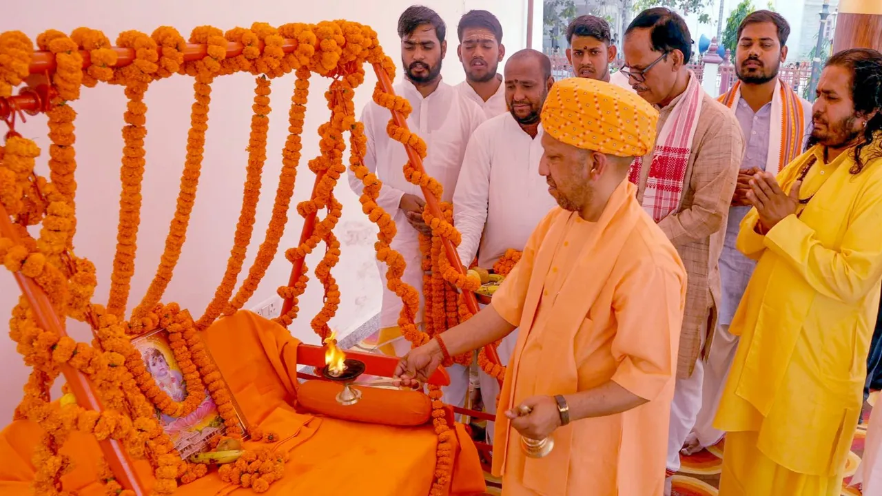 Yogi Adityanath offering prayer to Lord Rama