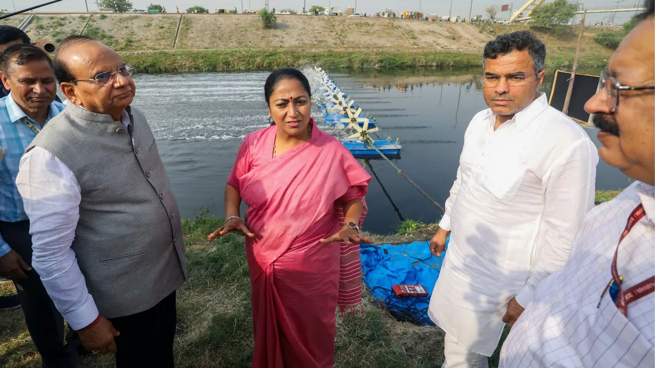 Delhi CM Rekha Gupta with VK Saxena