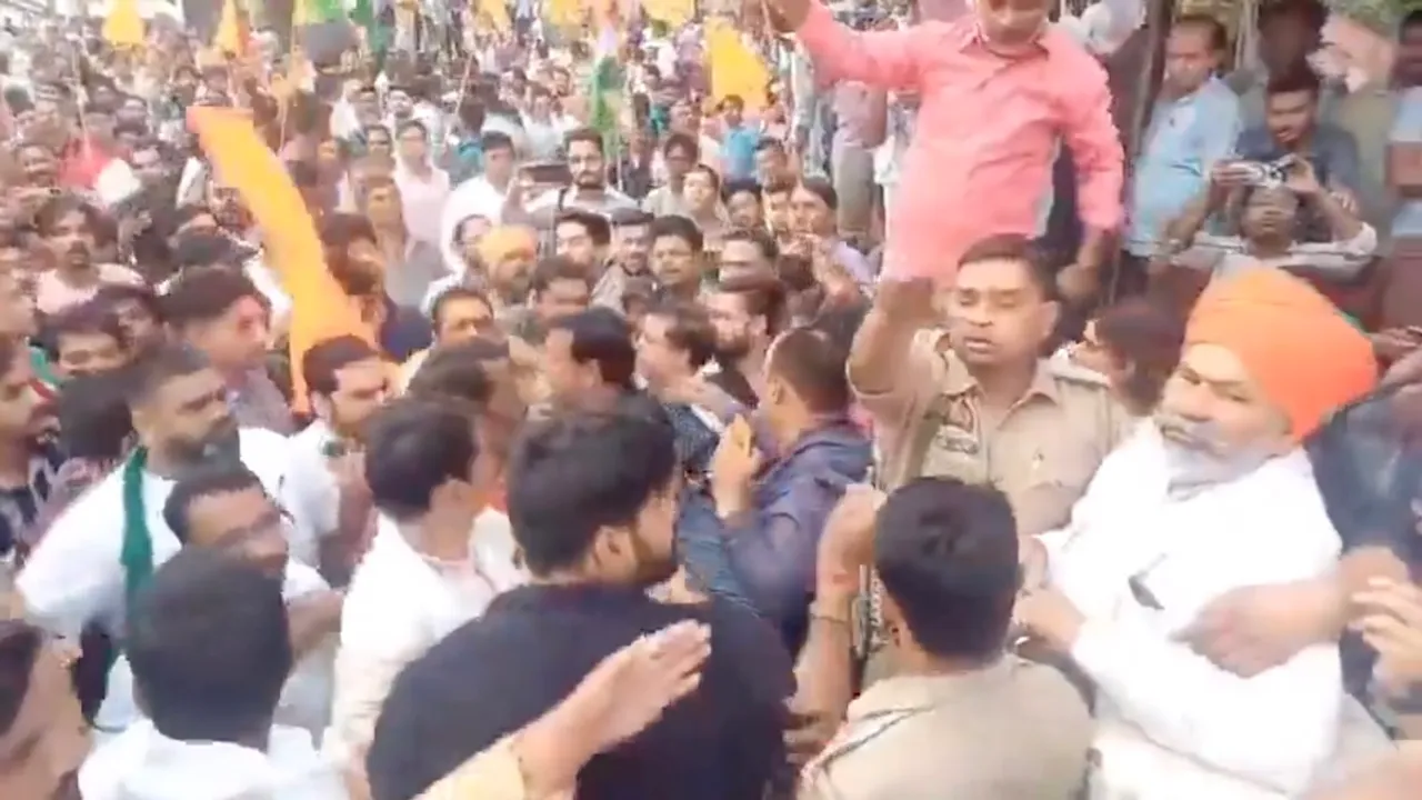 Rakesh Tikait manhandled in Muzaffarnagar