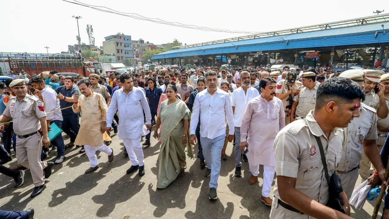 Delhi Chief Minister Rekha Gupta with Cabinet Minister Kapil Mishra and BJP leader Raj Kumar Bhatia during a visit at Azadpur Mandi, in New Delhi.