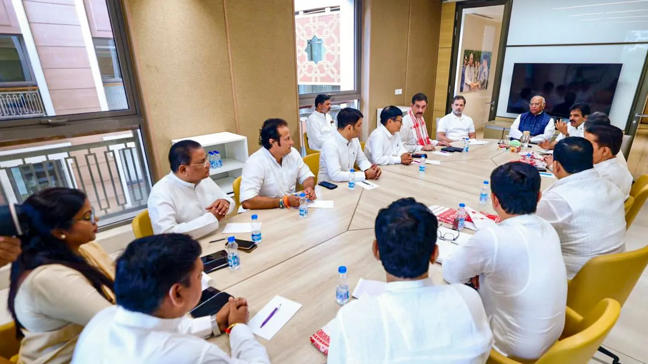 Mallikarjun Kharge Rahul Gandhi Assam Congress Meeting