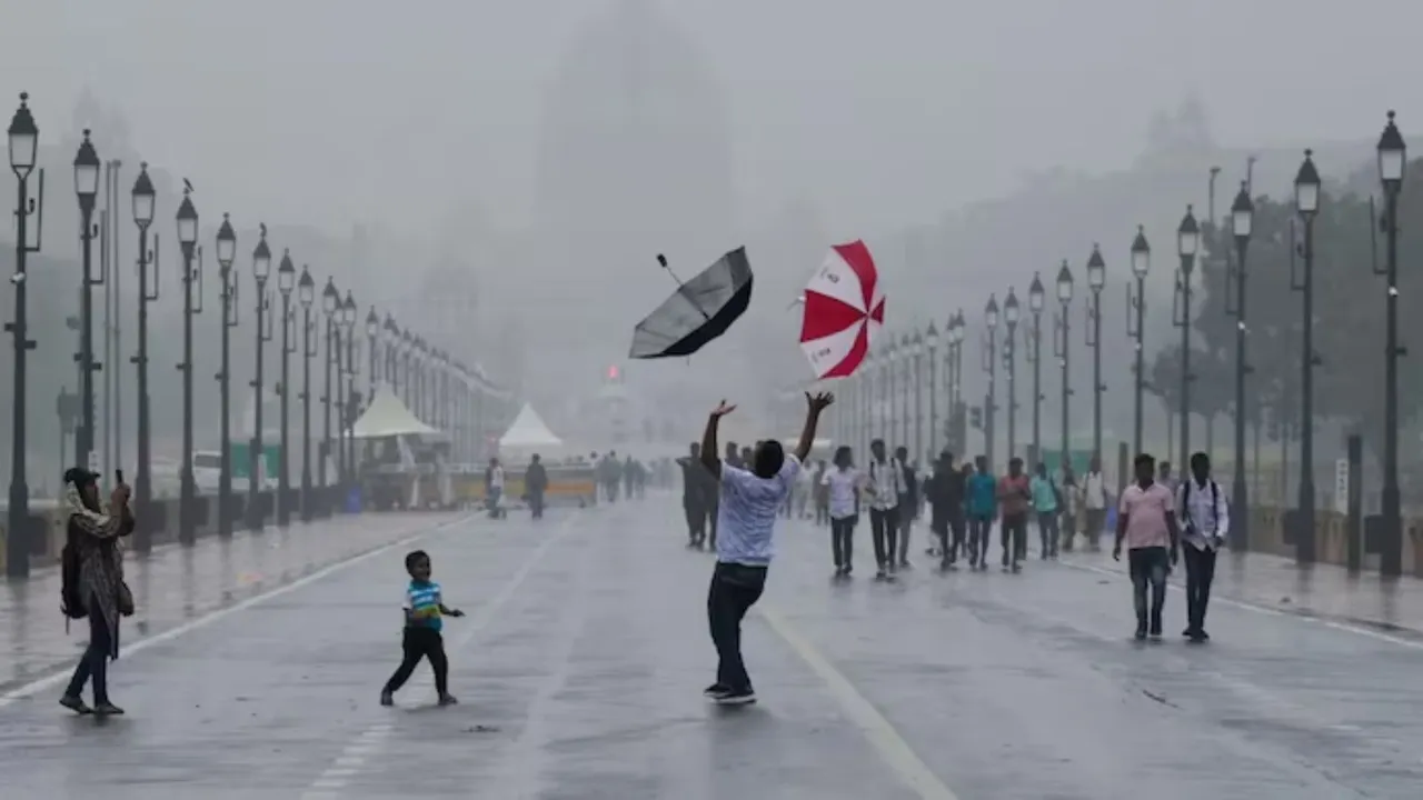 Delhi witnesses gusty winds 