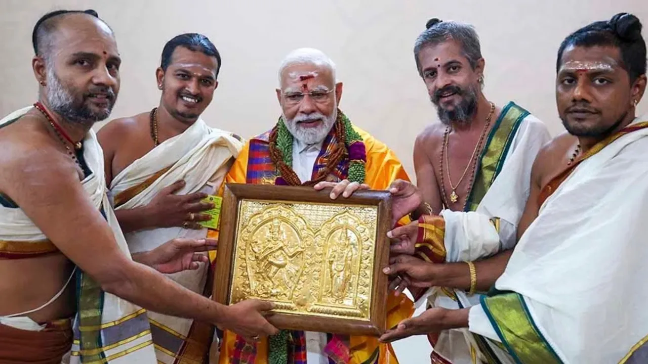 A file photo of Prime Minister Narendra Modi with ‘Deekshitars’ from the Thillai Nataraja Temple, Chidambaram.