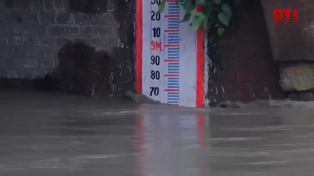 yamuna crosses danger level